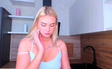 Webcam xxx blonde masturbation show with a dildo